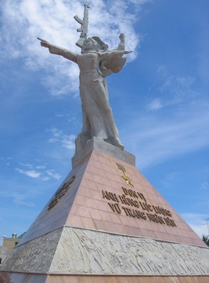 pavn_victory_monument_xuan_loc-wikimediacr.jpg