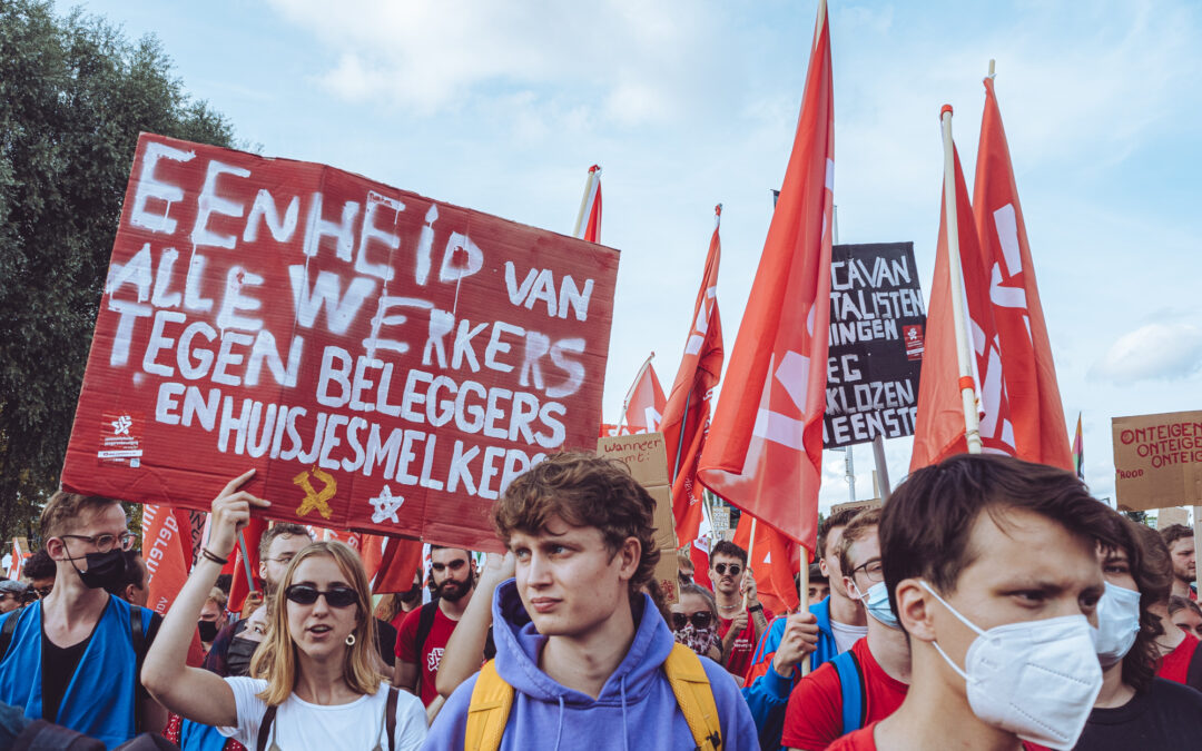Handen af van de huizen van de bevolking! Huisvesting is een recht, geen handelswaar.