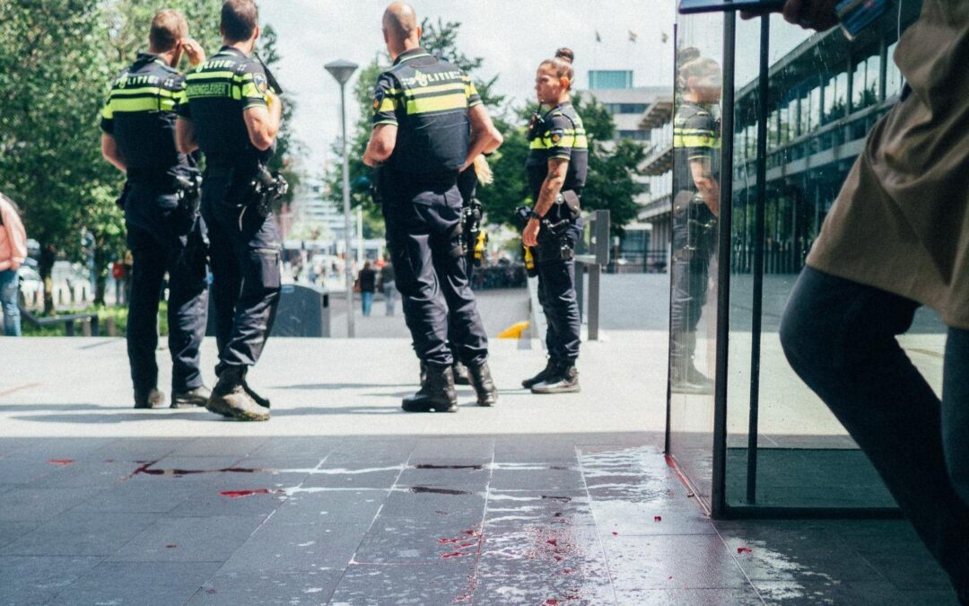 Over het afschuwwekkende politiegeweld tegen hoogzwangere vrouw